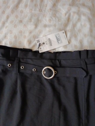 Falda Bershka negra con cinturón