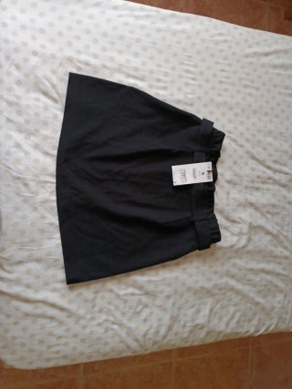Falda Bershka negra con cinturón