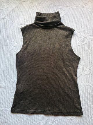 Camiseta sin mangas cuello alto brillante