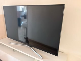 Televisor Samsung Negro y Plateado