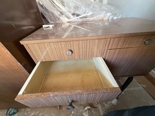 Este mueble auxiliar de estilo vintage/retro
