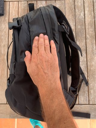 Mochila Mango Negra Repelente al Agua