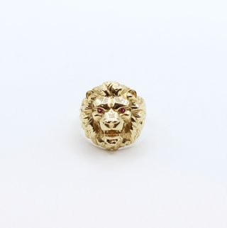 SELLO LEON PIEDRAS ROJAS ORO 18K. Peso:9.30g