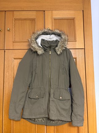 Chaqueta verde militar con capucha