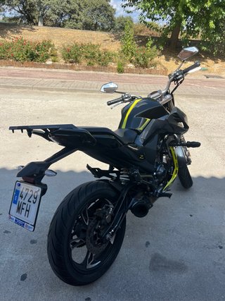 Zontes Z2 125cc Moto Naked Negra y Amarilla