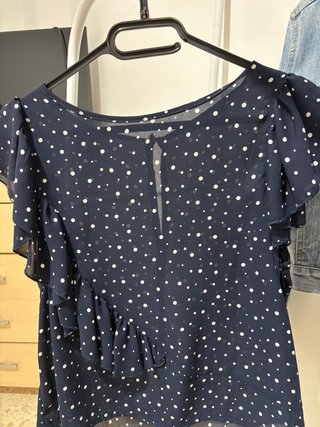 Blusa azul con lunares blancos