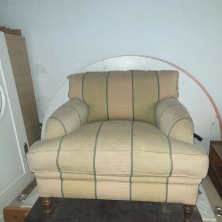 Sillón antiguo de madera de nogal