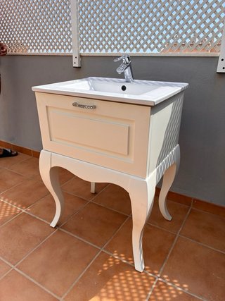Mueble de baño blanco lacado con tirador plateado