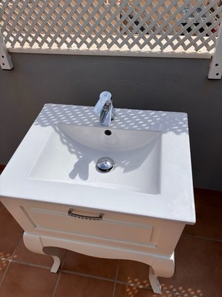 Mueble de baño blanco lacado con tirador plateado