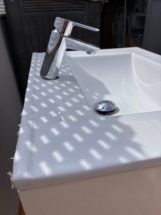Mueble de baño blanco lacado con tirador plateado