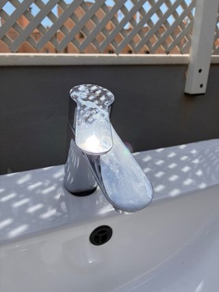 Mueble de baño blanco lacado con tirador plateado