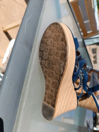 Zapatos de tacón azul con tiras de piel
