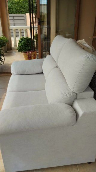 Sofá de tela beige y blanco