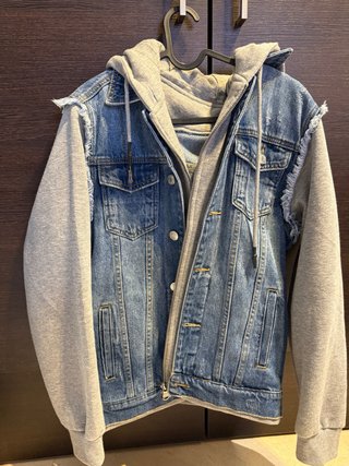 Chaqueta vaquera con sudadera gris