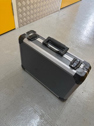 Maletín de aluminio negro y plateado
