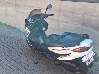 Suzuki Burgman 125 R - Scooter Maxi Blanca y Negra
