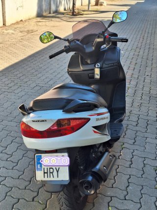 Suzuki Burgman 125 R - Scooter Maxi Blanca y Negra