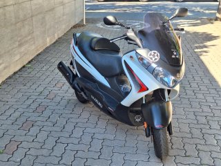 Suzuki Burgman 125 R - Scooter Maxi Blanca y Negra
