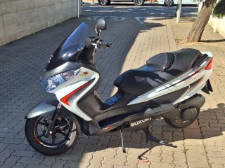 Suzuki Burgman 125 R - Scooter Maxi Blanca y Negra