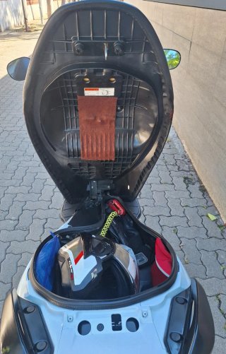 Suzuki Burgman 125 R - Scooter Maxi Blanca y Negra