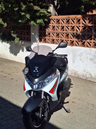 Suzuki Burgman 125 R - Scooter Maxi Blanca y Negra