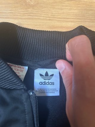 Chaqueta Adidas Negra con Rayas Blancas