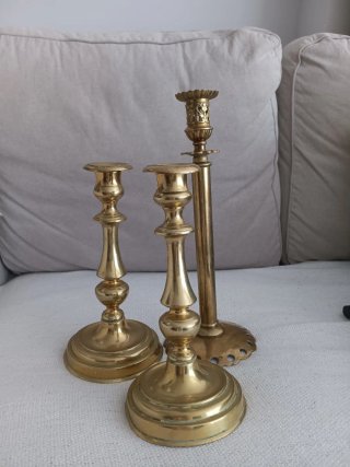 Candelabros de metal dorados