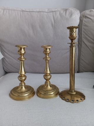 Candelabros de metal dorados