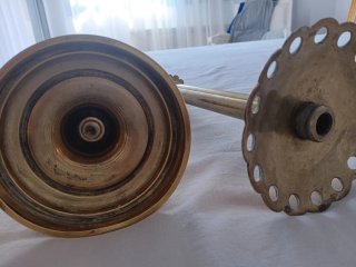 Candelabros de metal dorados