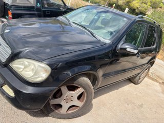 Mercedes ML270 para piezas o posible reparación.