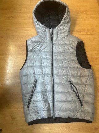 Chaleco acolchado gris Bershka con capucha