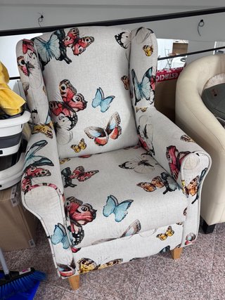 Sillón de tela con estampado de mariposas