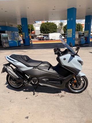 Yamaha T-MAX 560 MAXI SCOOTER Gris (TECH MAX)