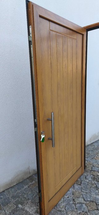 Porta e vitrais ladcados em madeira