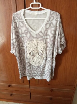 Camiseta floral con calavera de encaje