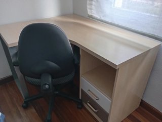 Escritorio esquinero con cajonera y silla