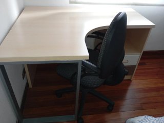 Escritorio esquinero con cajonera y silla