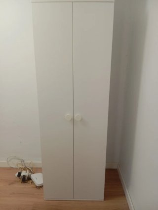 Armario blanco de madera