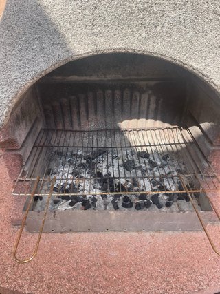 Barbacoa de piedra y metal
