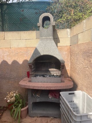 Barbacoa de piedra y metal