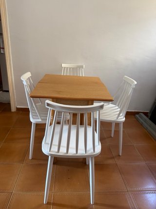 Tavolo pieghevole in legno con 4 sedie bianche