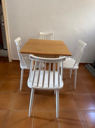 Tavolo pieghevole in legno con 4 sedie bianche