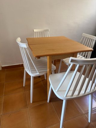 Tavolo pieghevole in legno con 4 sedie bianche