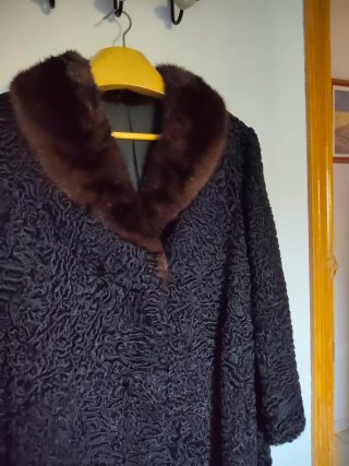 Abrigo de astracán negro con cuello de pelo