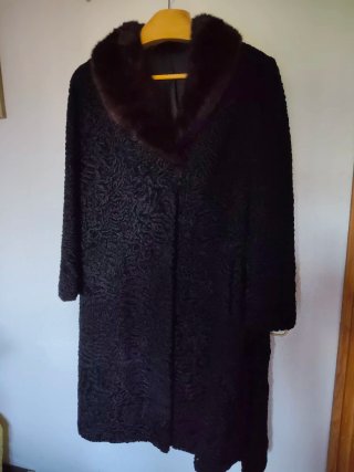 Abrigo de astracán negro con cuello de pelo