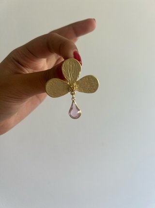 Orecchini dorati con pietra rosa