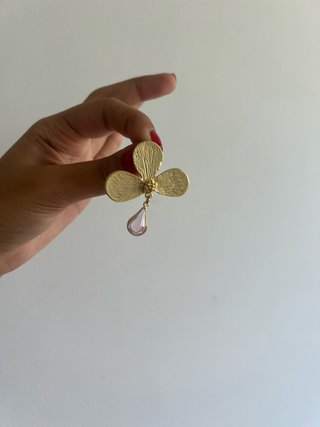 Orecchini dorati con pietra rosa