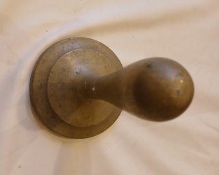 Antico batticarne in bronzo e ottone
