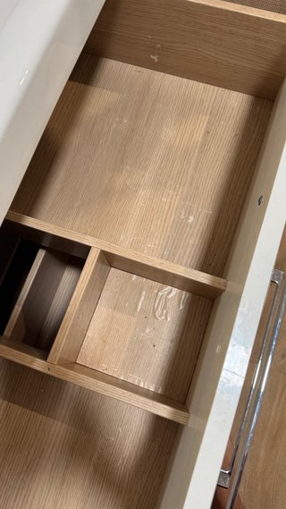 Mueble de baño blanco con cajones