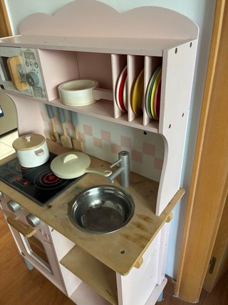 Cocinita de madera rosa